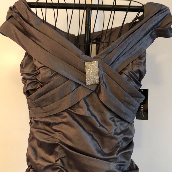 ❤️‍🔥CACHET Evening Gown off the shoulders with sparkling rhinestone accent.SZ16 - Picture 3 of 8